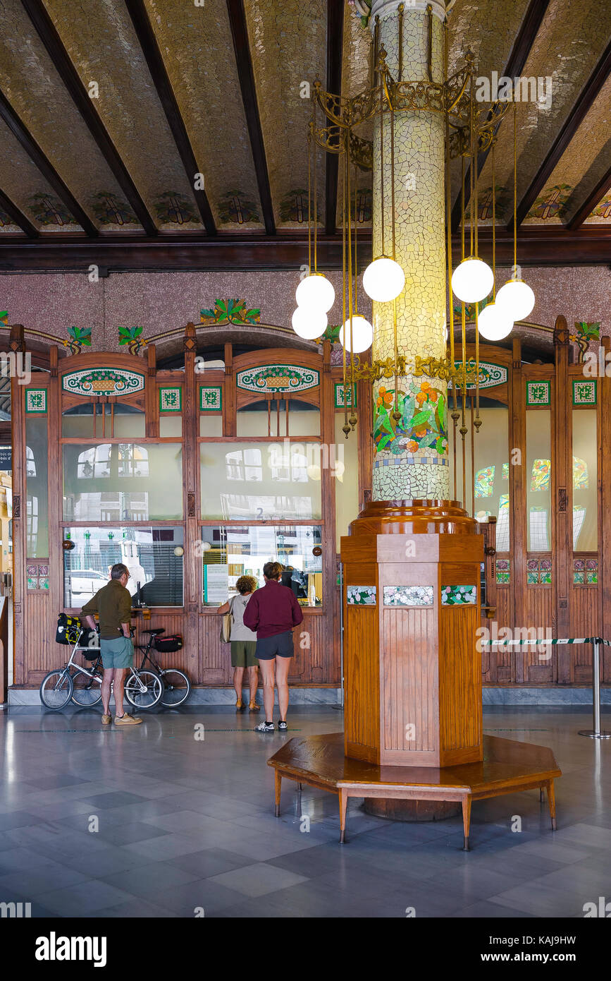 Valencia Bahnhof Bahnhof Spanien, Reisende in der modernistischen Stil Ticket Office in der Estacion del Norte (1915) Bahnhof in Valencia. Stockfoto