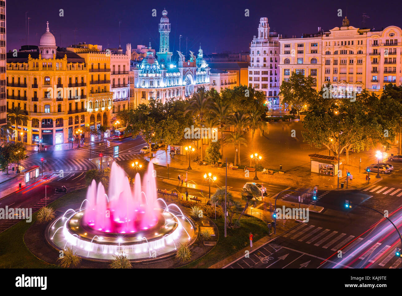 Valencia Plaza del Ayuntamiento, Blick bei Nacht auf den bunten Springbrunnen auf der Plaza del Ayuntamiento im Zentrum von Valencia, Spanien Stockfoto