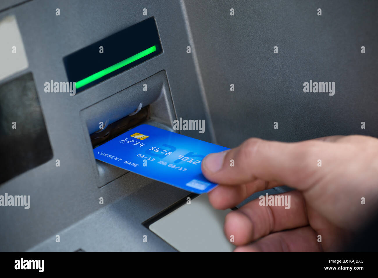 Des Menschen Hand mit Karte Geld abheben Stockfoto