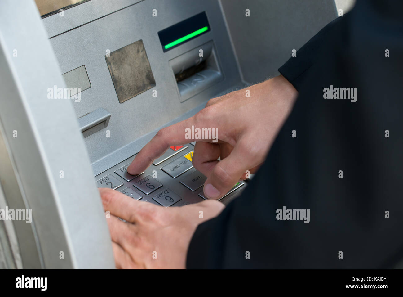 Person mit Tastatur Geldautomaten Geld abheben Stockfoto