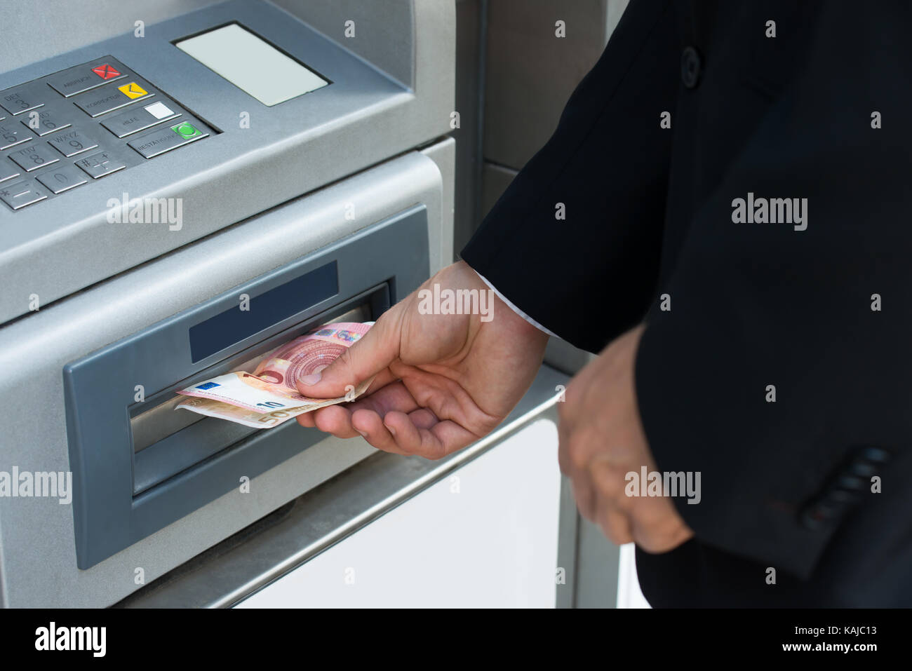 Nahaufnahme der Person Geld Abheben aus Geldautomaten Stockfoto