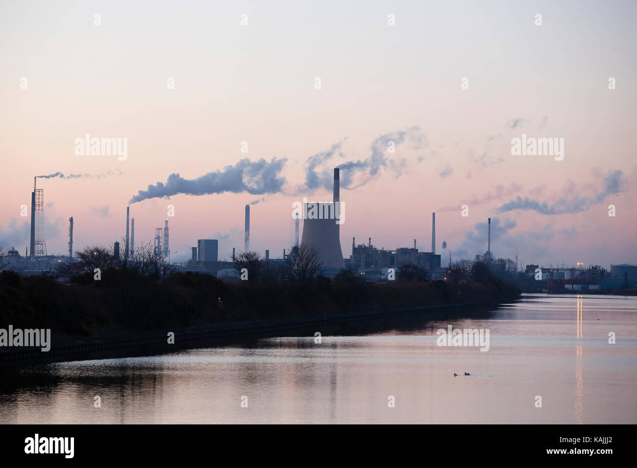 Kühltürme und Schornsteine in Ellesmere Port im Morgengrauen aus dem Manchester Ship Canal im NE England gesehen Am 3. April 2013. Stockfoto