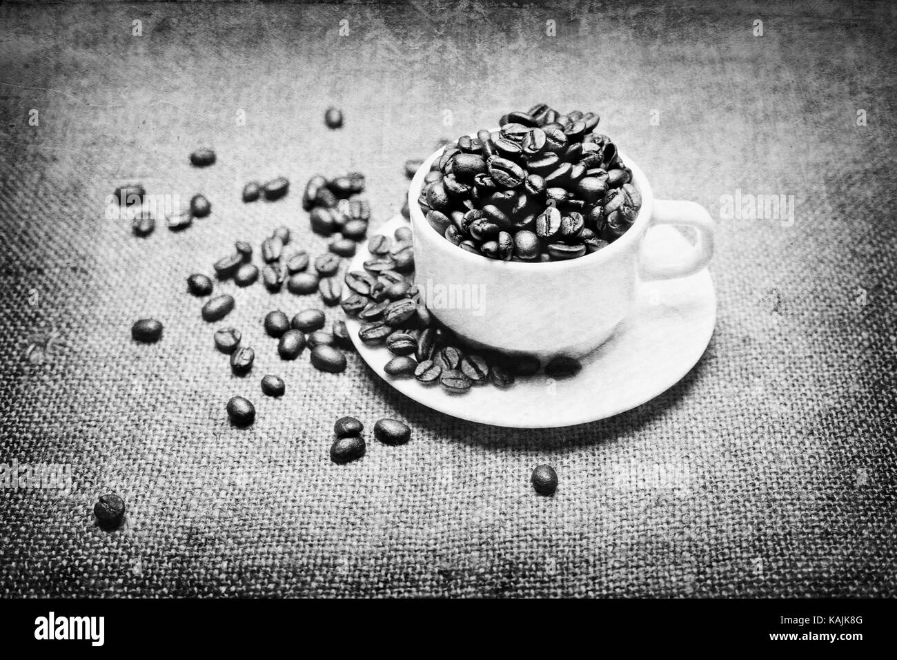 Schale mit Kaffeebohnen auf Stoff Textur Hintergrund Stockfoto