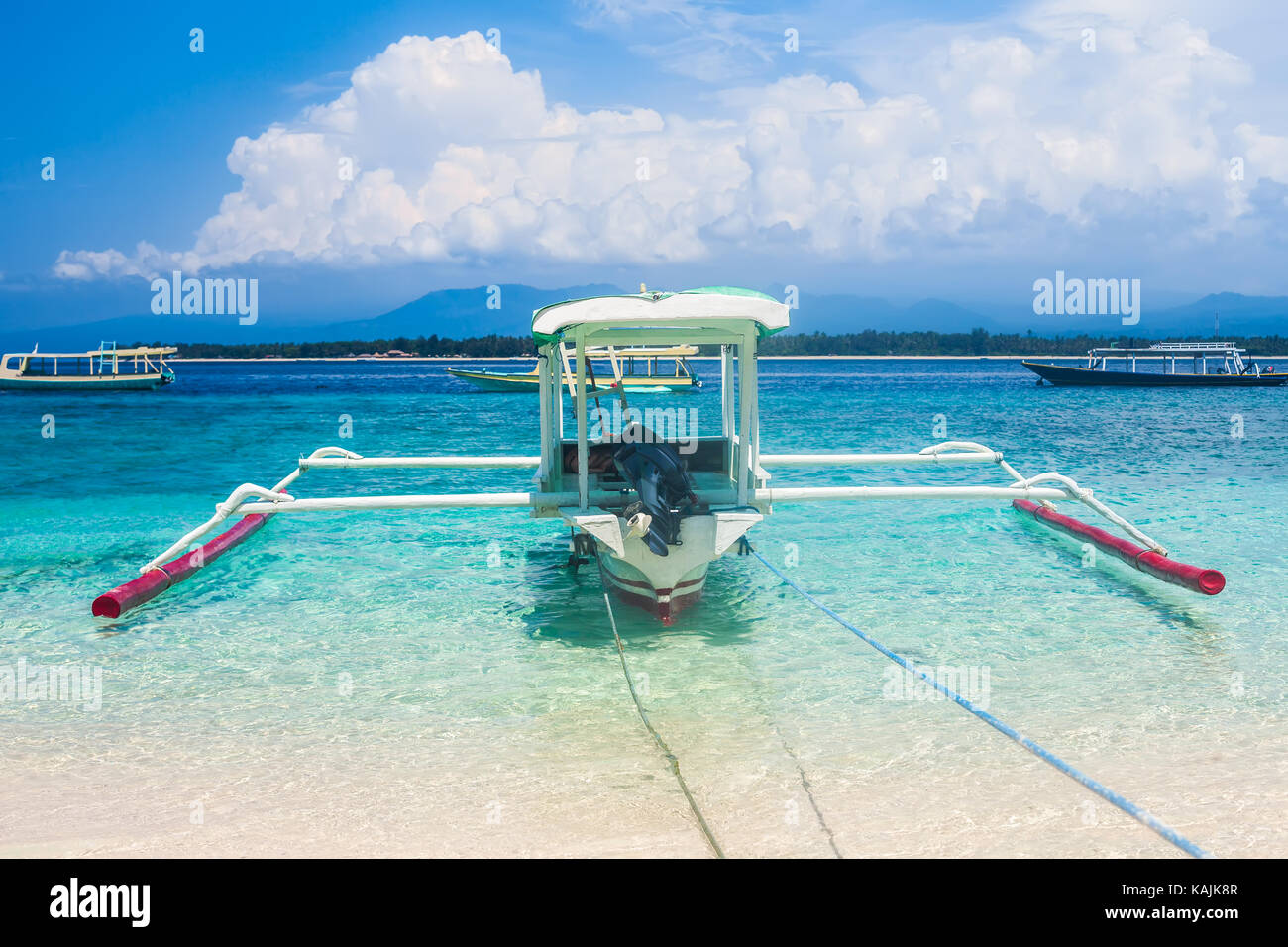 Traditionelle Boot Indonesien Jukung an einem tropischen Strand Stockfoto