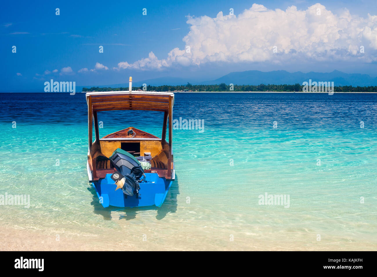 Boot auf einem wunderschönen tropischen Strand. Ferienhäuser Hintergrund Stockfoto