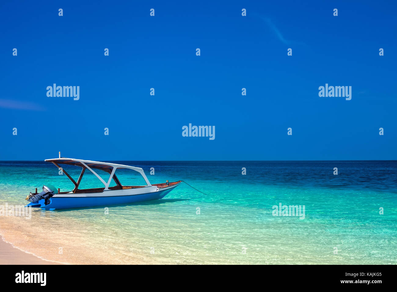 Boot auf einem wunderschönen tropischen Strand. Ferienhäuser Hintergrund Stockfoto