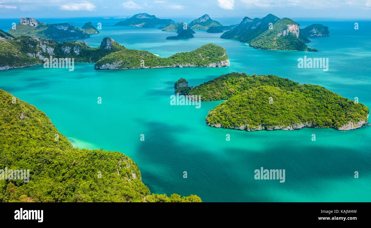 Tropische Inselgruppe in Ang Thong National Marine Park, Thailand. Ansicht von oben Stockfoto