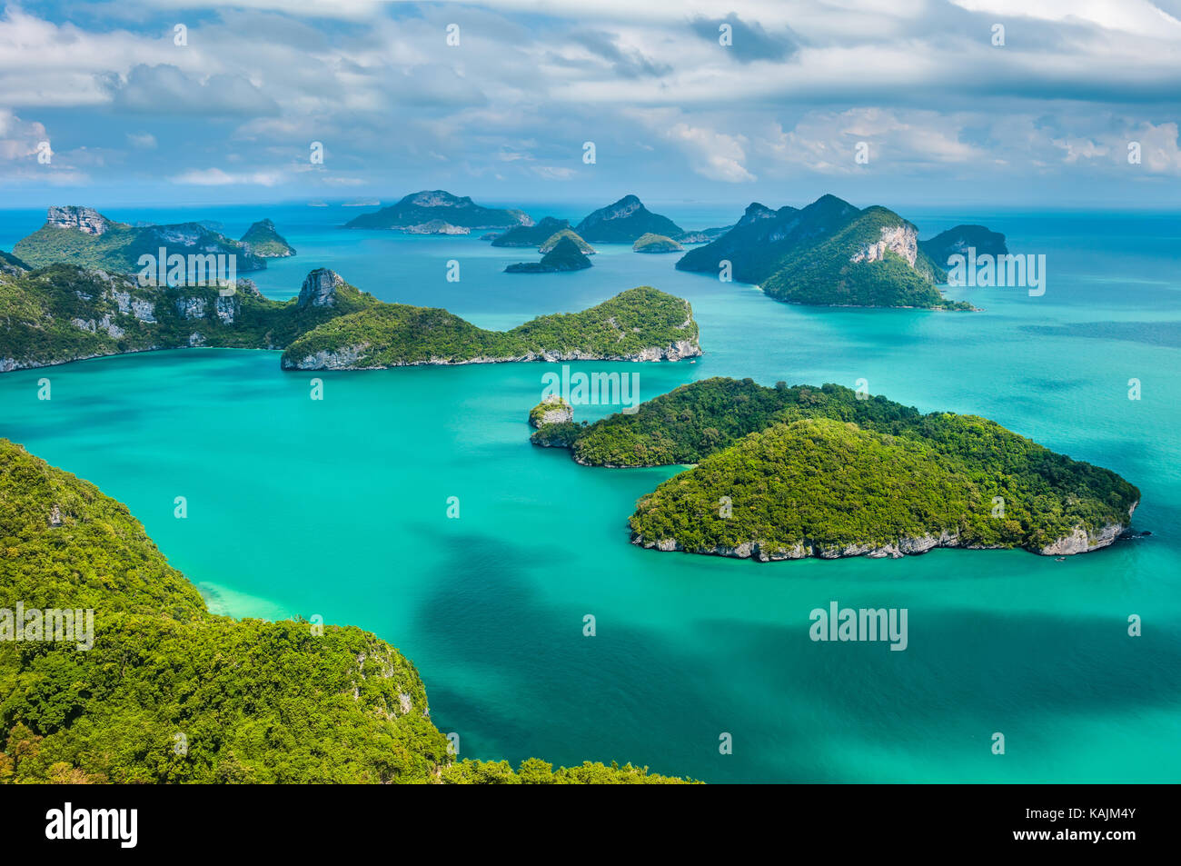 Tropische Inselgruppe in Ang Thong National Marine Park, Thailand. Ansicht von oben Stockfoto