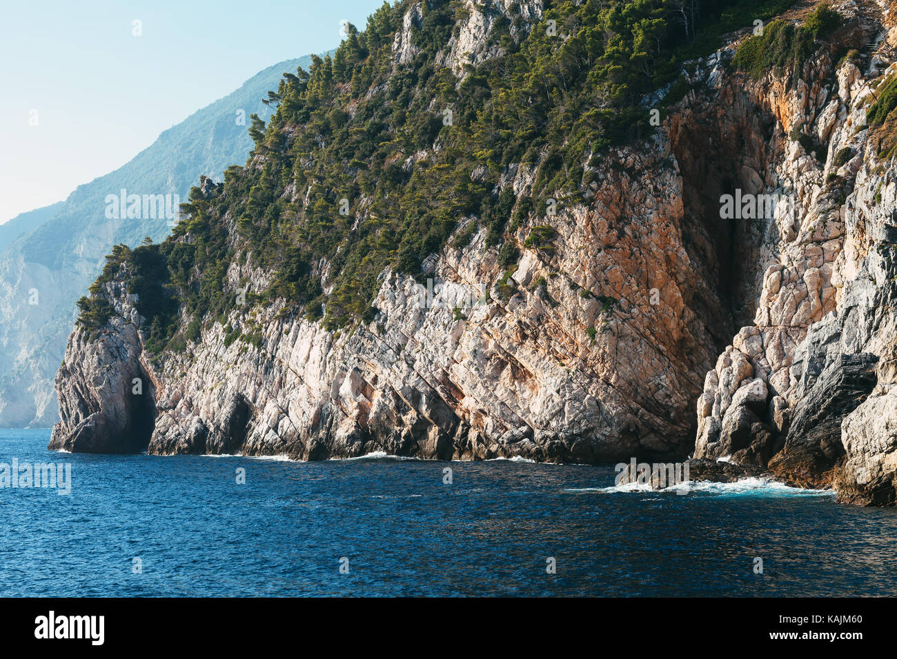 Die malerische Landschaft der Berge und der Ligurischen Meer in Italien. Natur Hintergrund Stockfoto