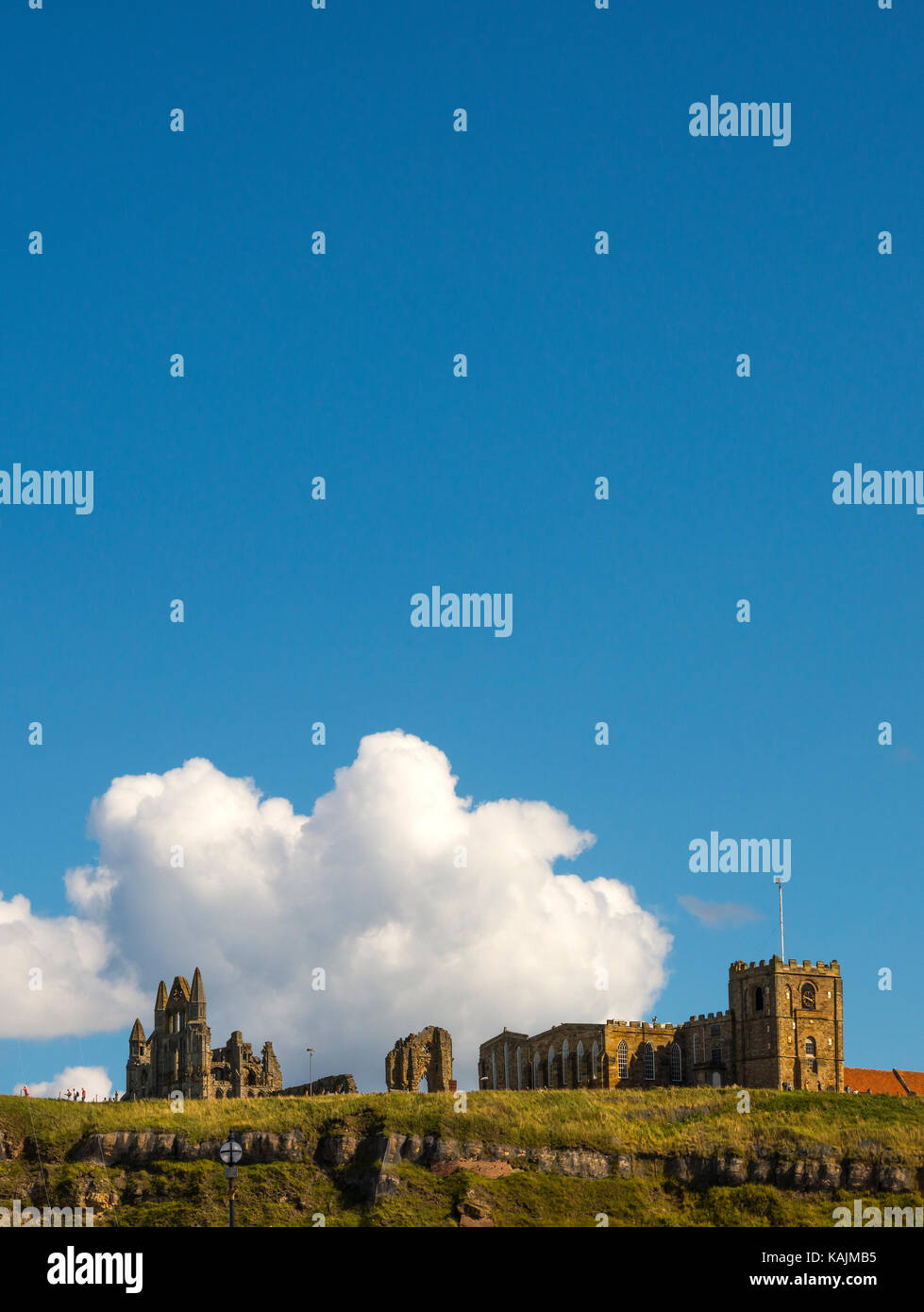 Whitby Abbey&St Mary's Church, Cliff Top View mit blauem Himmel und weißen Wolken Stockfoto