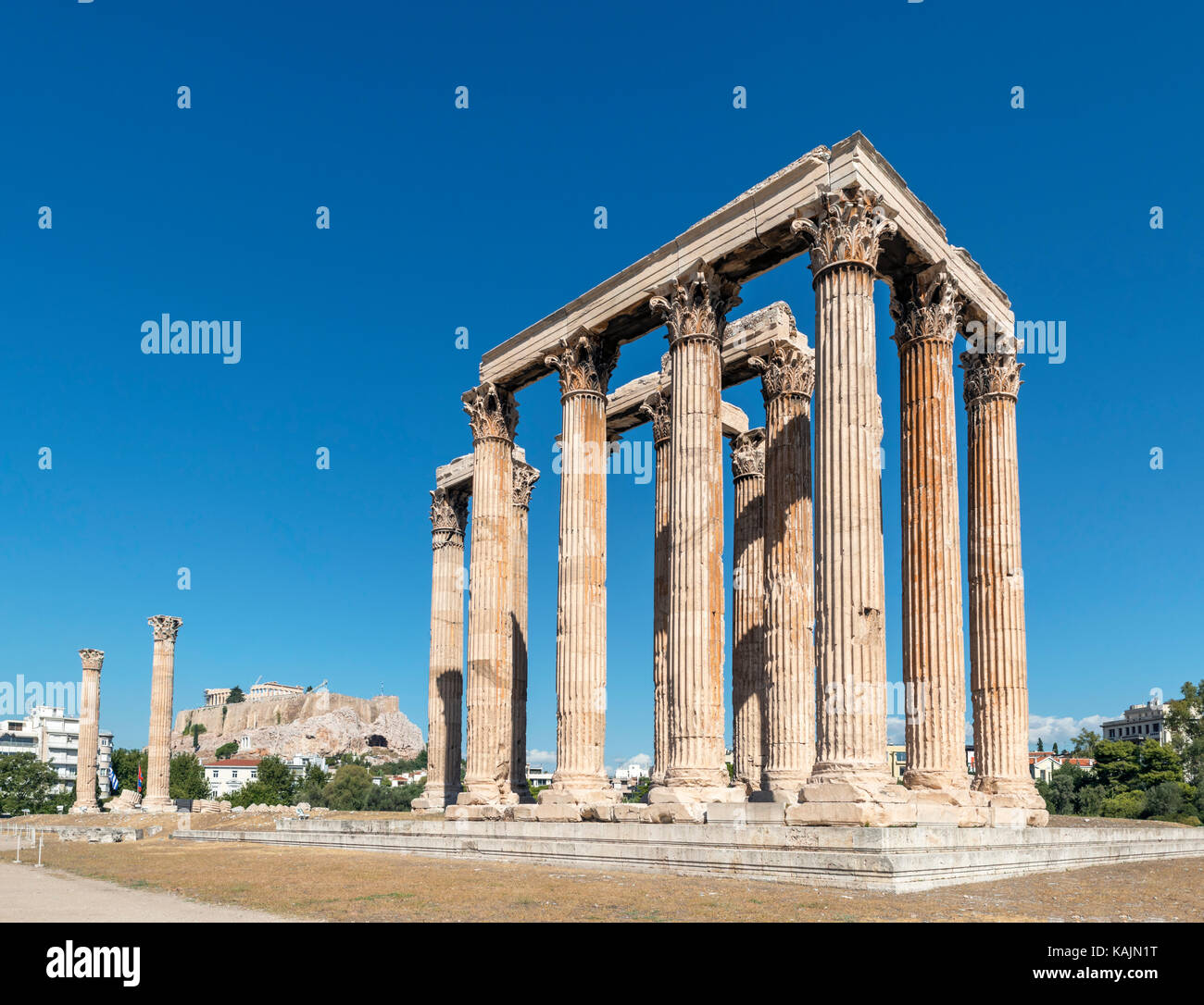Den Tempel des Olympischen Zeus (olympeion) mit der Akropolis im Hintergrund, Athen, Griechenland Stockfoto