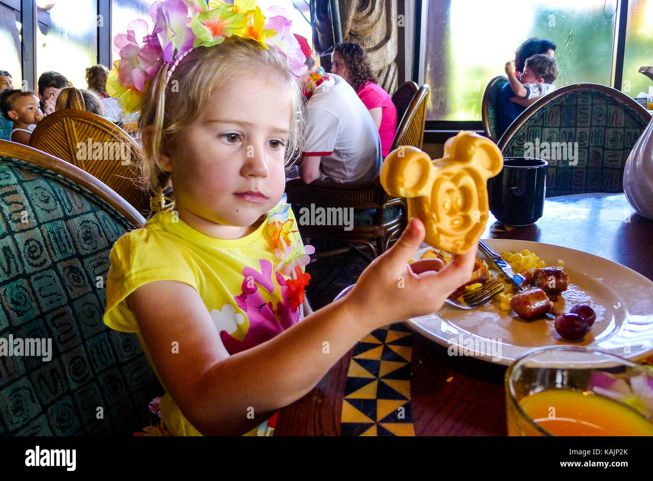 Kind mit einem Mickey Maus Waffeleisen in Disney World Florida, USA  Stockfotografie - Alamy