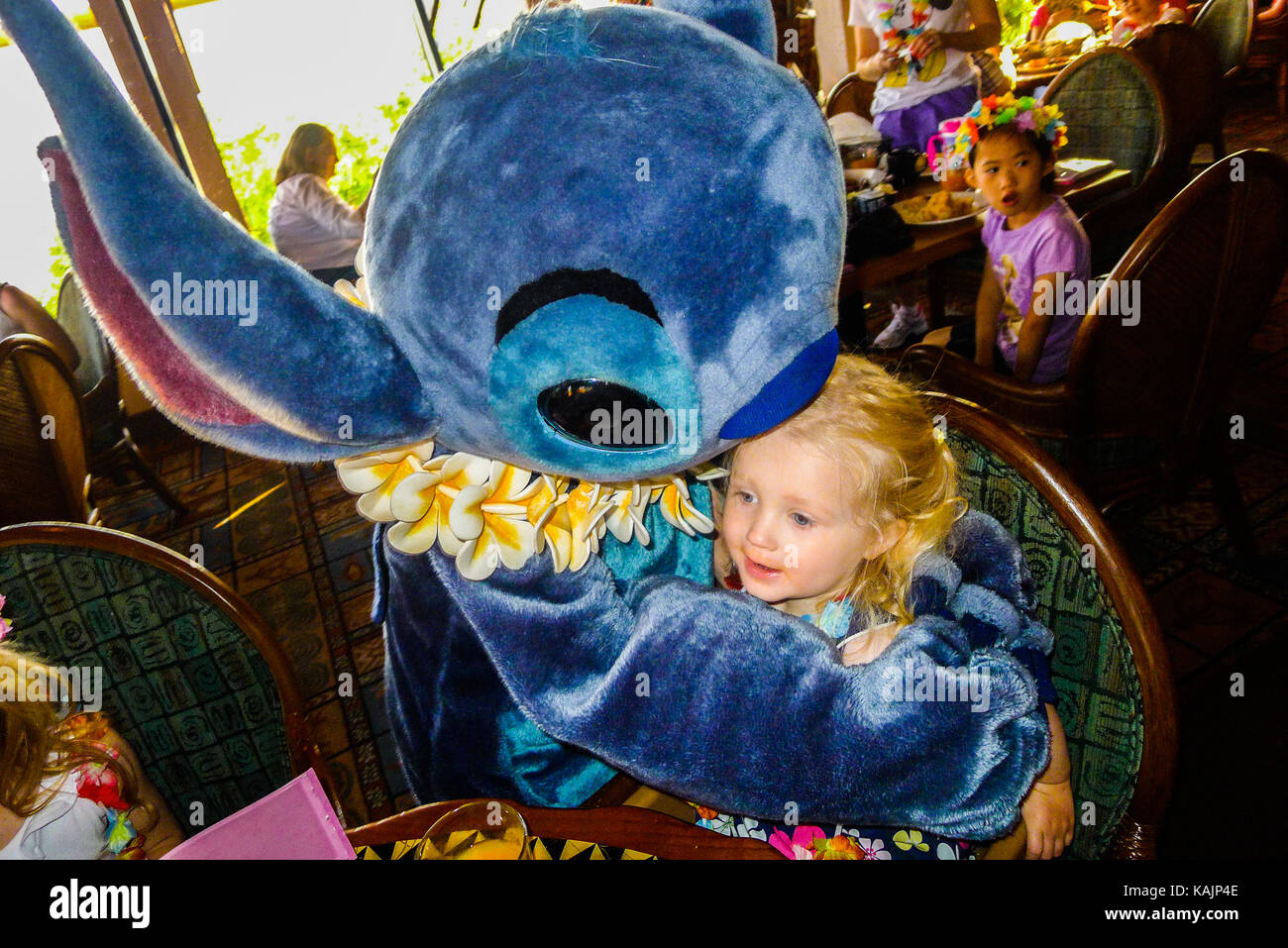 Kinder treffen Lilo & Stitch in Disney World, Orlando, Florida, USA Stockfoto