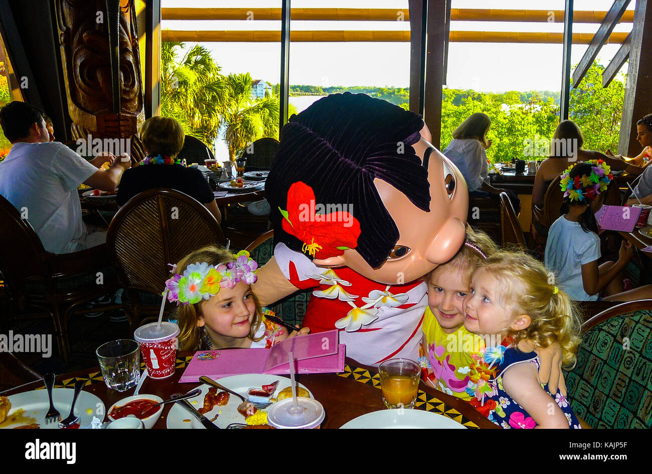 Kinder treffen Lilo & Stitch in Disney World, Orlando, Florida, USA Stockfoto