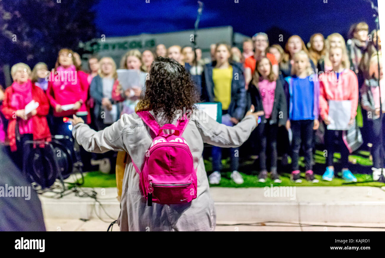 Frau führenden Chor bei einer Open Air Veranstaltung in der Abend-, Guss-, Doncaster, England, Vereinigtes Königreich Stockfoto