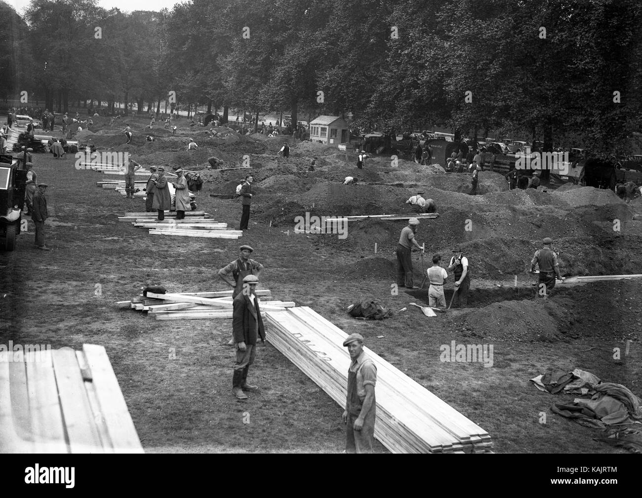 Gräben für Luftschutzbunker im Hyde Park, London, September 1938 Stockfoto