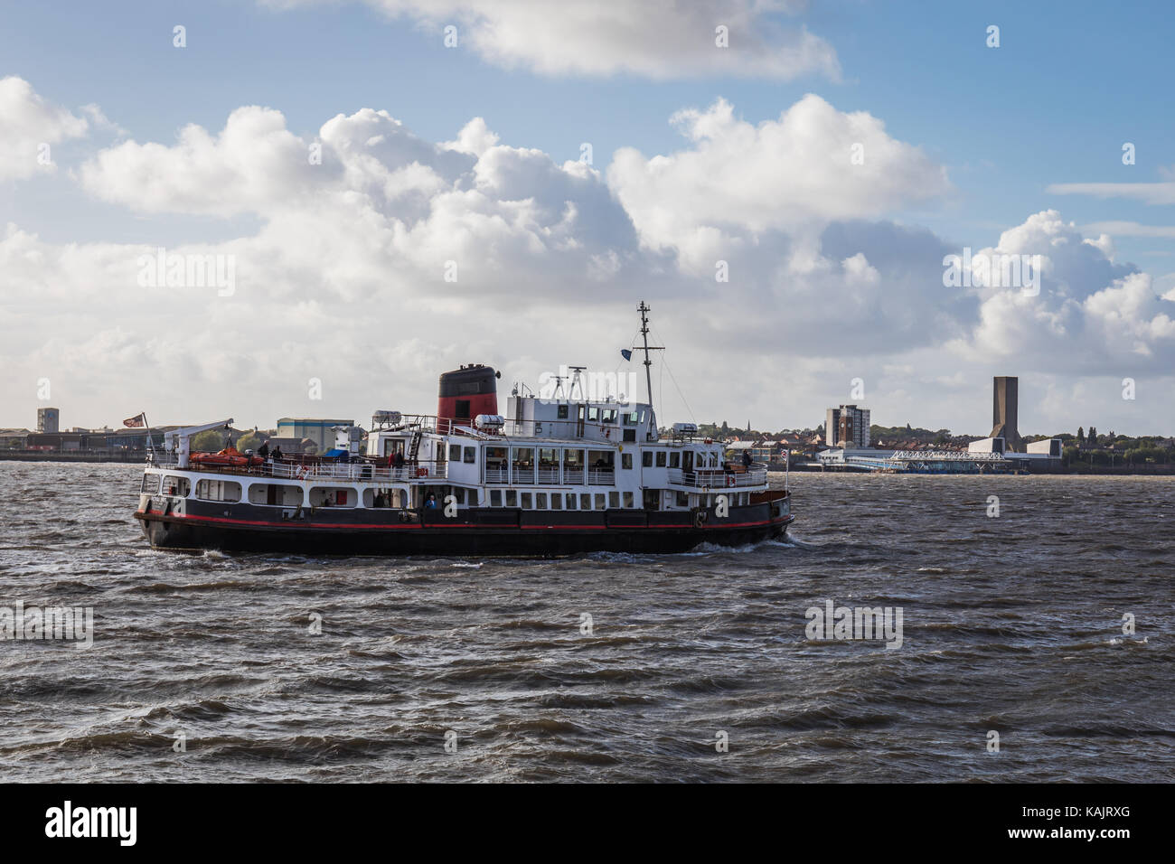 Die Royal iris Fähre auf die Mersey River, von Pier Head, Liverpool, Großbritannien. Stockfoto