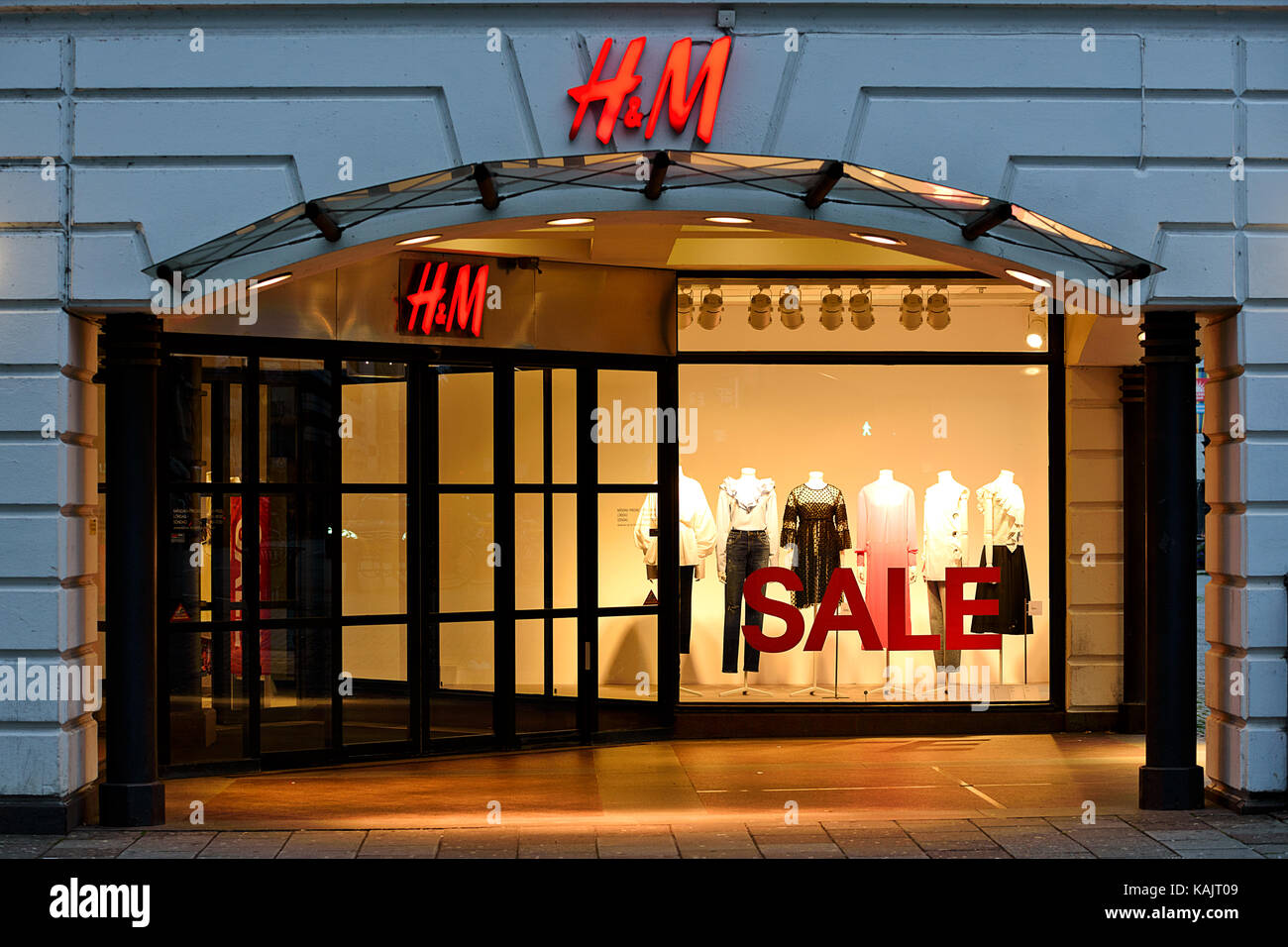 Malmö, Schweden - 25. Juli 2017: Außenansicht des H&M Store in Malmö,  Schweden. HM ist in einem bekannten schwedischen multinationalen  Einzelhandels - Kleidung Firma Stockfotografie - Alamy