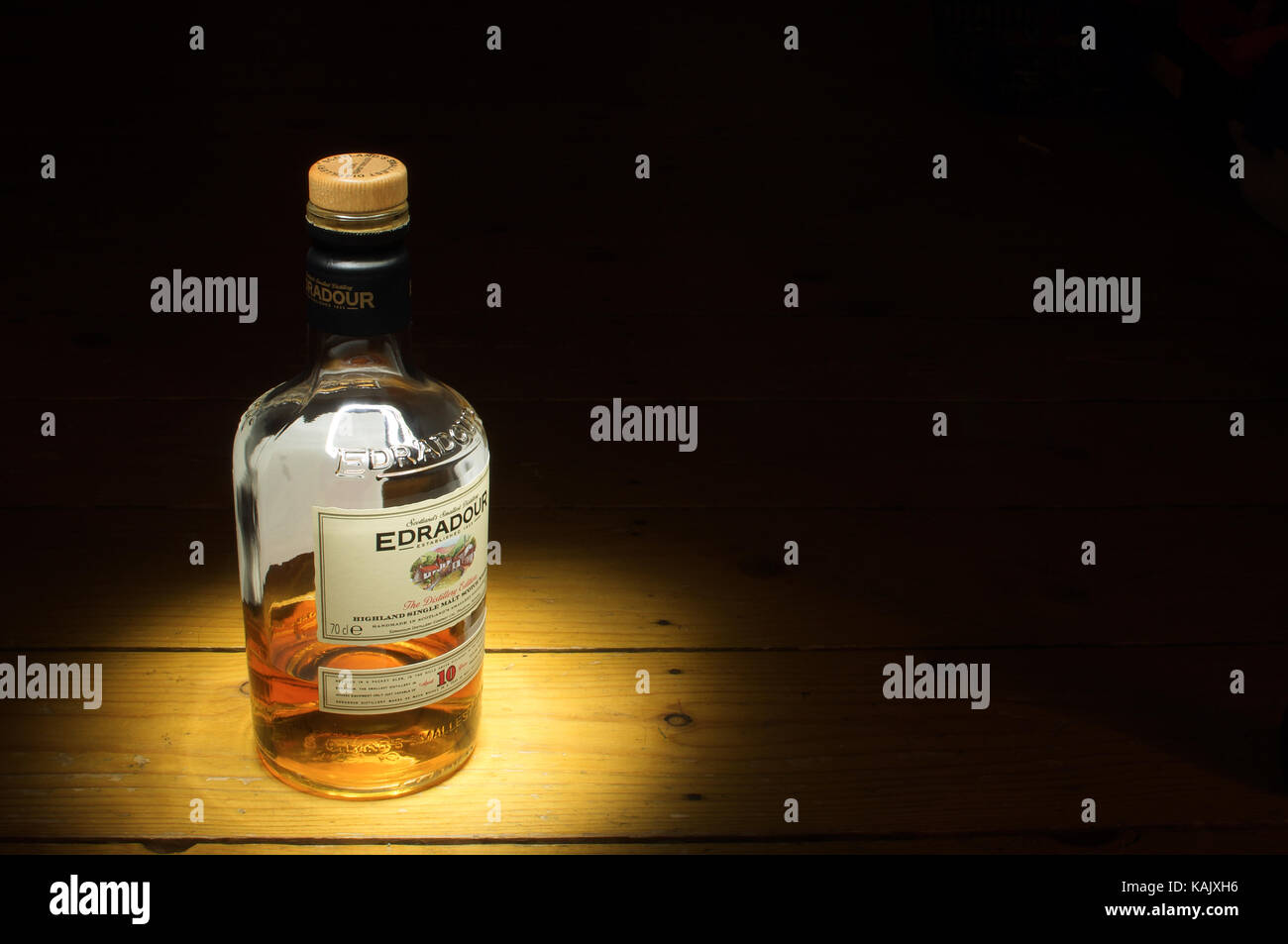Flasche Edradour Whisky hervorgehoben auf schwarzem Hintergrund Stockfoto