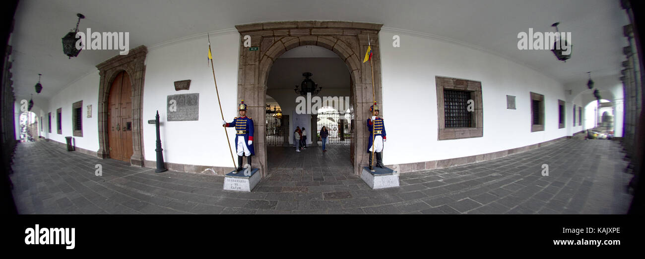 Quito, Ecuador - 2107: Soldaten bewachen die Carondelet Palastes, der Sitz der Regierung der Republik Ecuador. Stockfoto