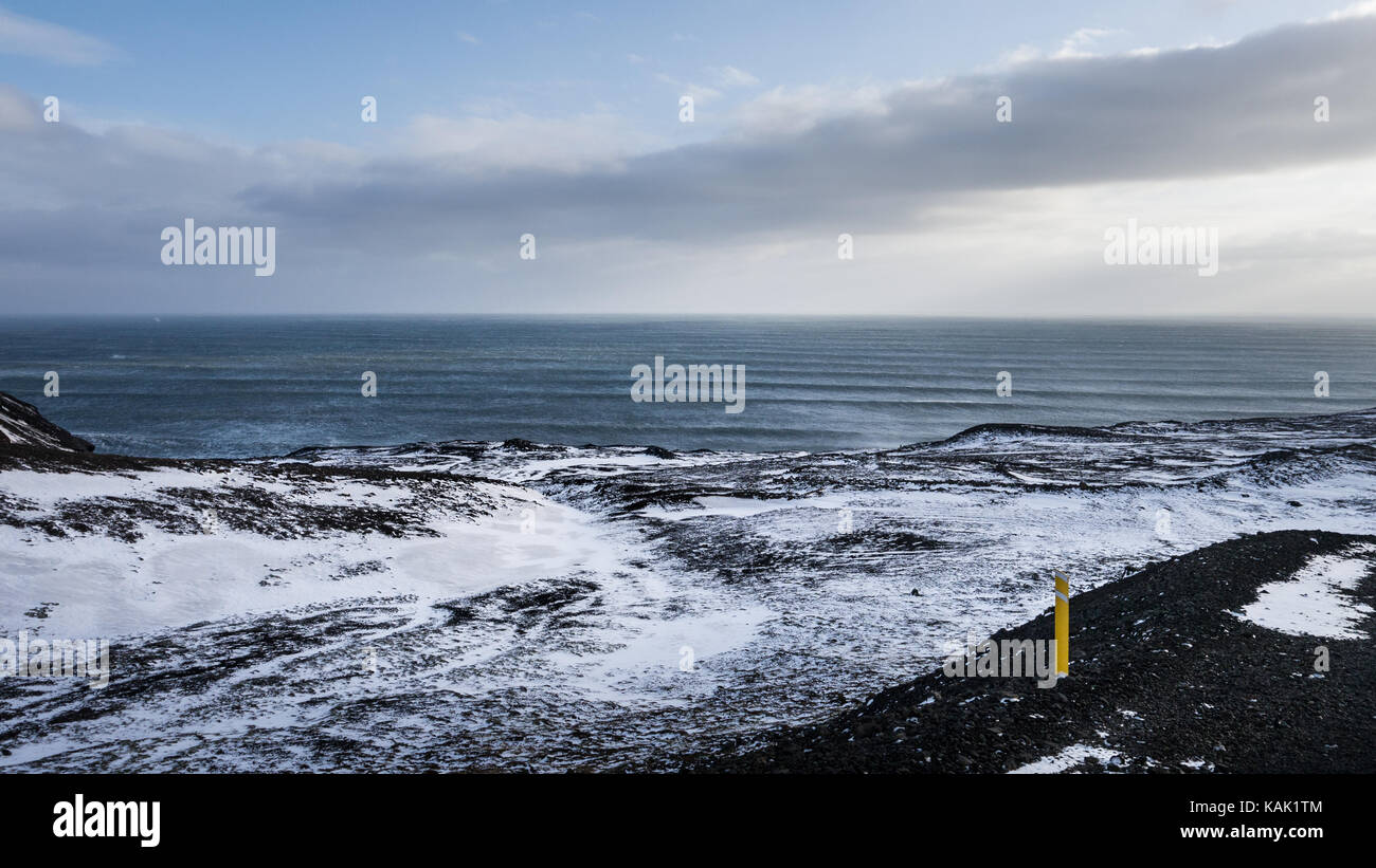 Blick über den Ozean von der Südhalbinsel (in der Nähe von Grindavik, Island) - aufgenommen im Februar/Winter Stockfoto