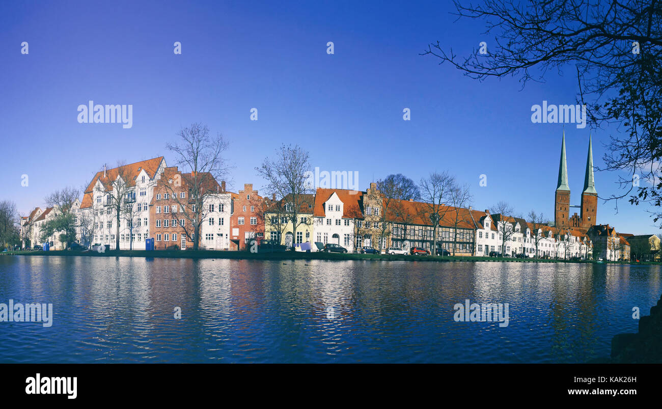 Panoramablick auf die Skyline von der mittelalterlichen Stadt Lübeck, Deutschland. Farbstich Filter Stockfoto