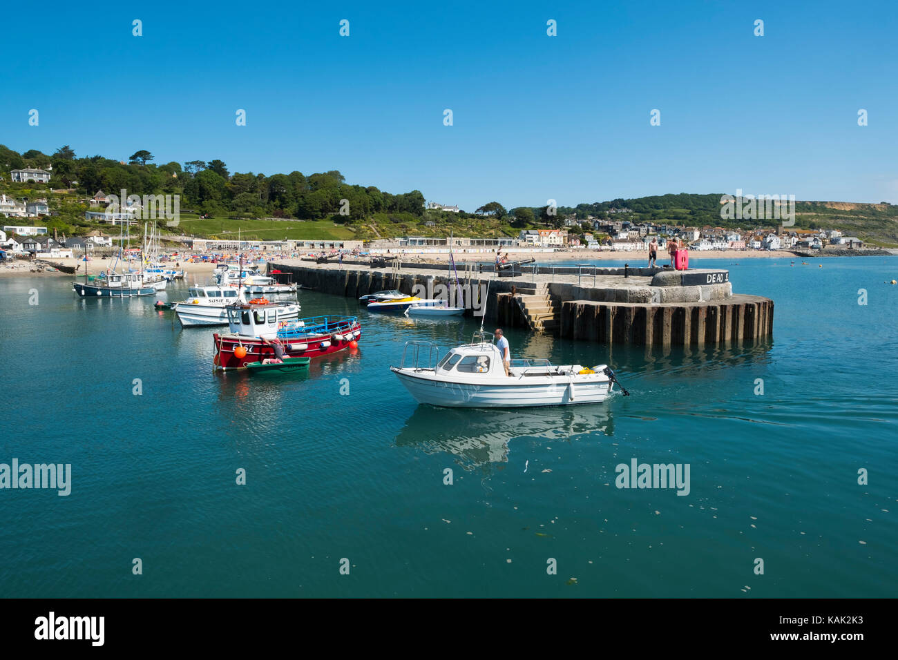 Boote im Hafen von Lyme Regis, Dorset, England, Großbritannien Stockfoto