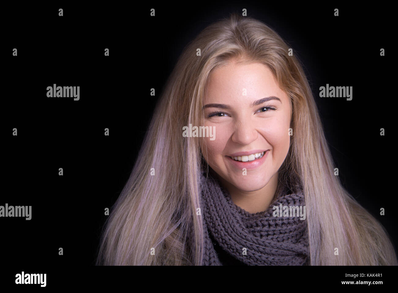 Lachend jugendlicher Mädchen mit bunten Haaren schaut in die Kamera Stockfoto