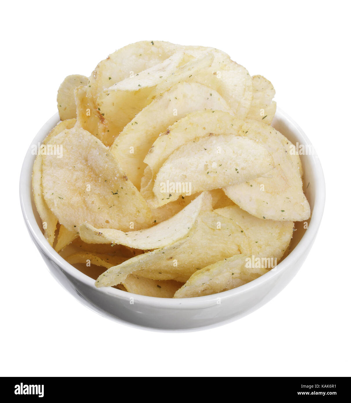 Kartoffelchips auf weißem Hintergrund Stockfoto