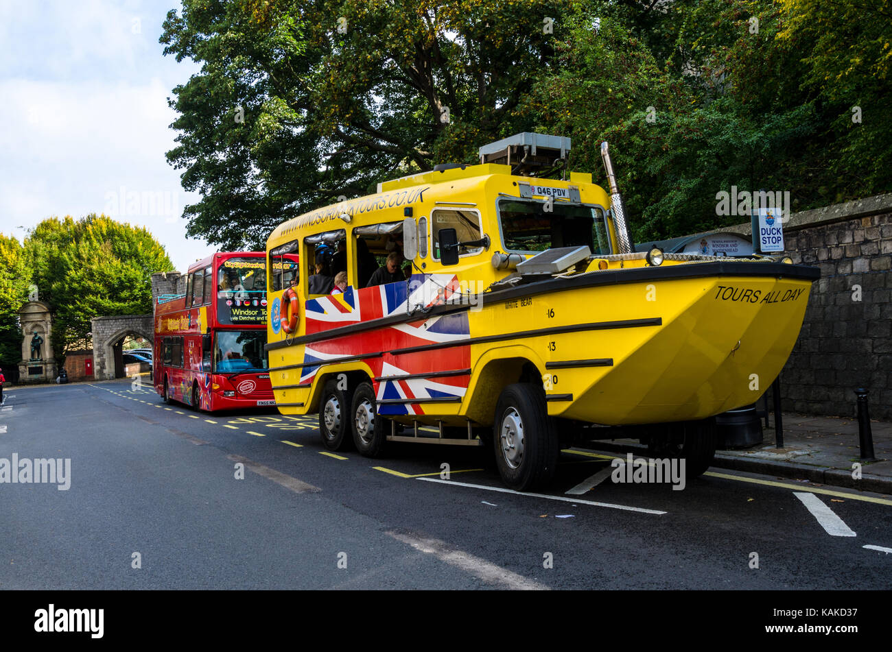 Ein amphibienfahrzeug von Windsor Duck Tours ist auf der Seite der Straße geparkt mit einem Doppel Decker Tour bus hinter geparkt. Stockfoto