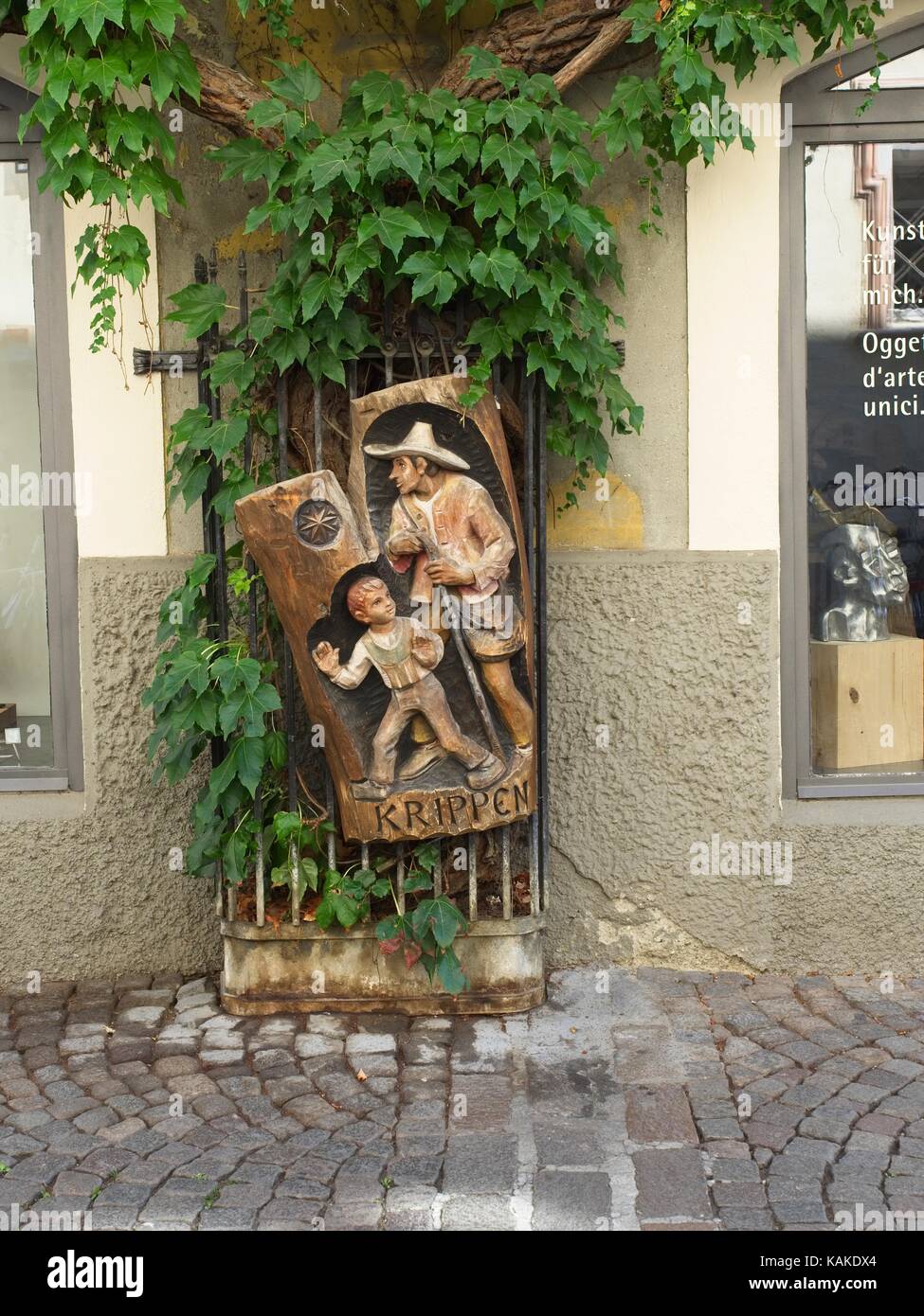 Brixen, Brixen, Trentino Alto Adige, Italien. Geschnitzte Holzfiguren in der Altstadt Straße ausgesetzt. Stockfoto