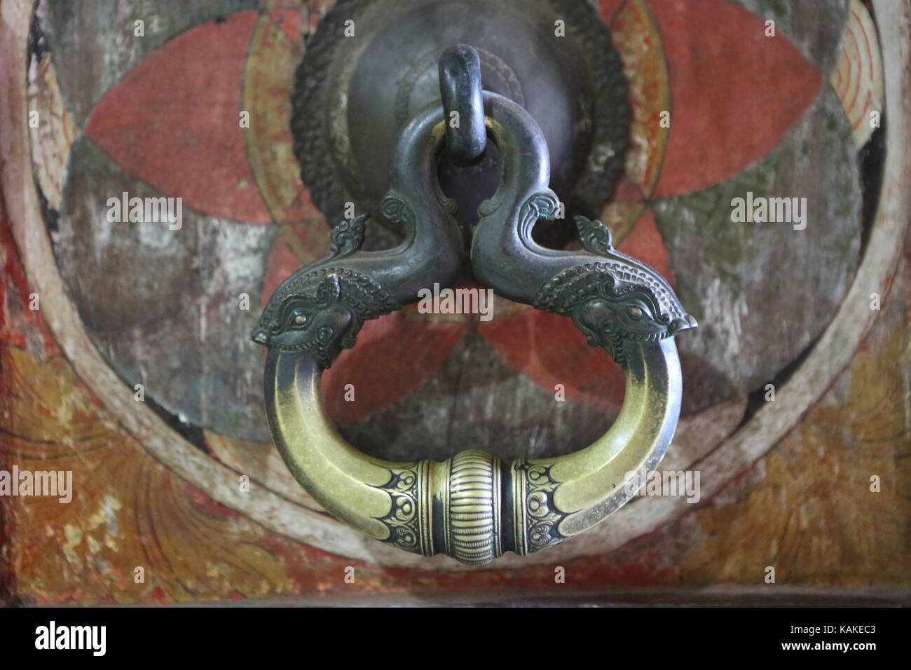 Türklopfer aus Metall auf einem hölzernen Tür ---Big Türöffner - verzierter Tütbeschlag Stockfoto