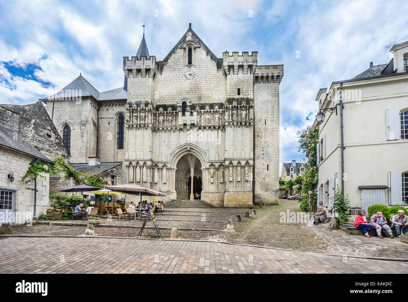 Frankreich, Indre-et-Loire, Candes-Saint-Martin, mit Blick auf die befestigte Stiftskirche und Kapelle St. Martin, wo laut Der ledend Stockfoto