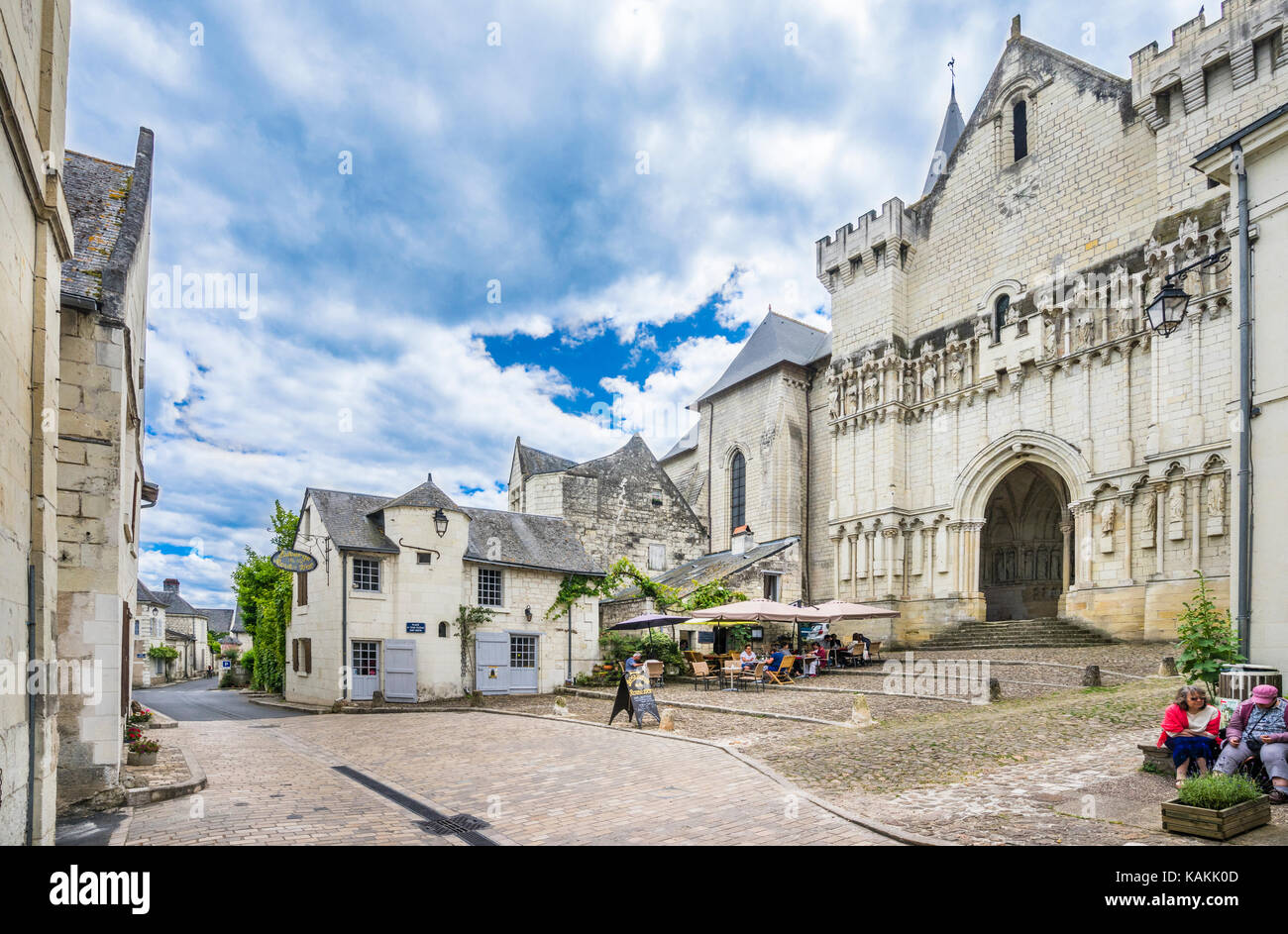 Frankreich, Indre-et-Loire, Candes-Saint-Martin, mit Blick auf die befestigte Stiftskirche und Kapelle St. Martin, wo laut Der ledend Stockfoto