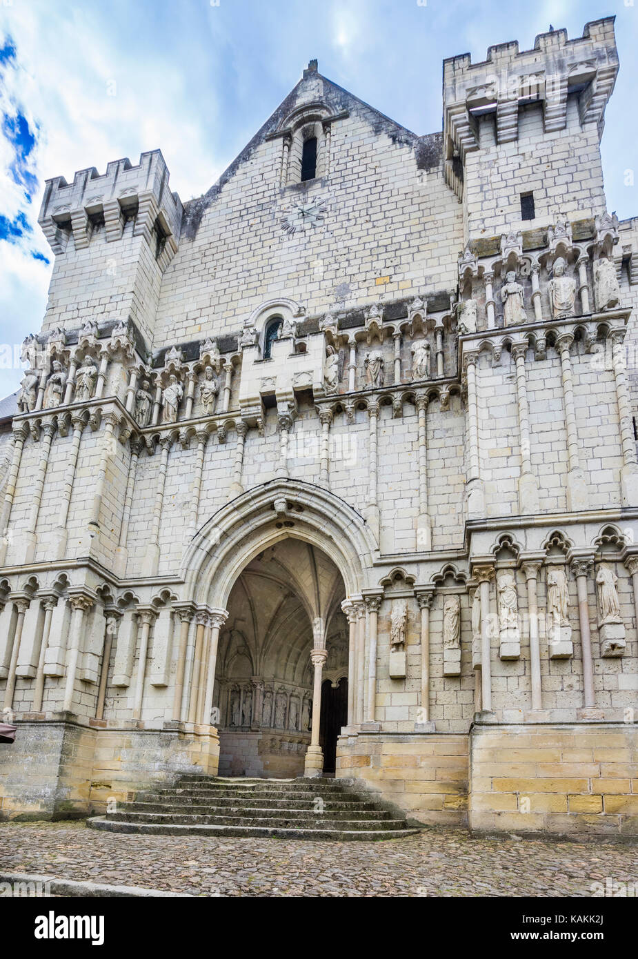 Frankreich, Indre-et-Loire, Candes-Saint-Martin, mit Blick auf die befestigte Stiftskirche und Kapelle St. Martin, wo laut Der ledend Stockfoto