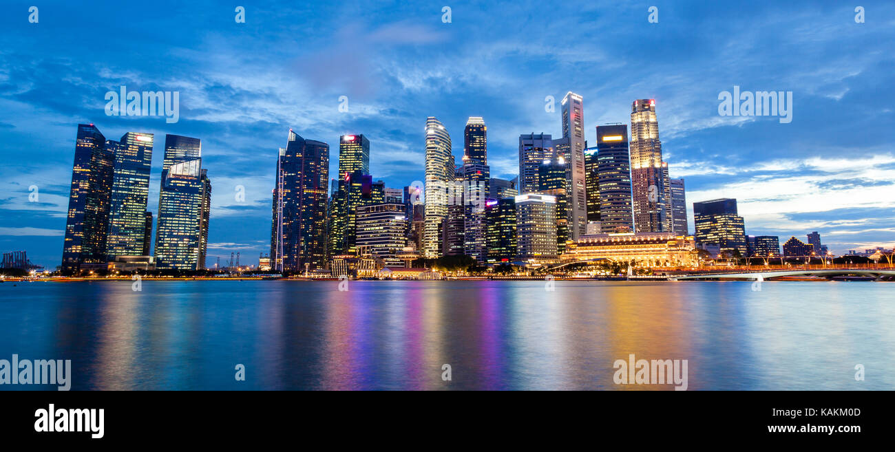 Panorama der Skyline von Singapur Marina Bay bei Sonnenuntergang blaue Stunde übersicht Wolkenkratzer in der Innenstadt von zentralen Business Viertel. Stockfoto
