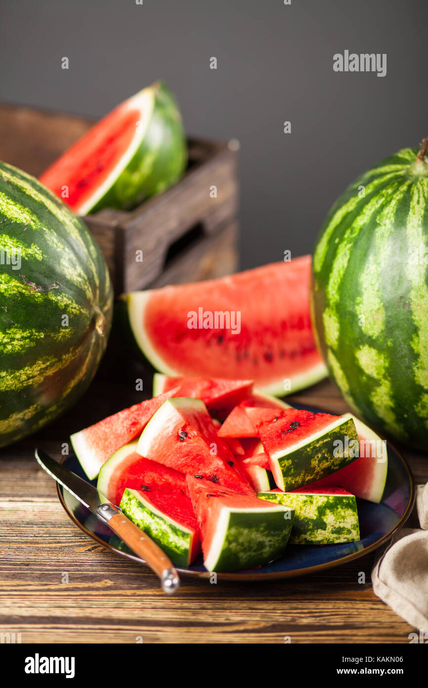 Reife saftige Wassermelone auf einem Holztisch Stockfoto