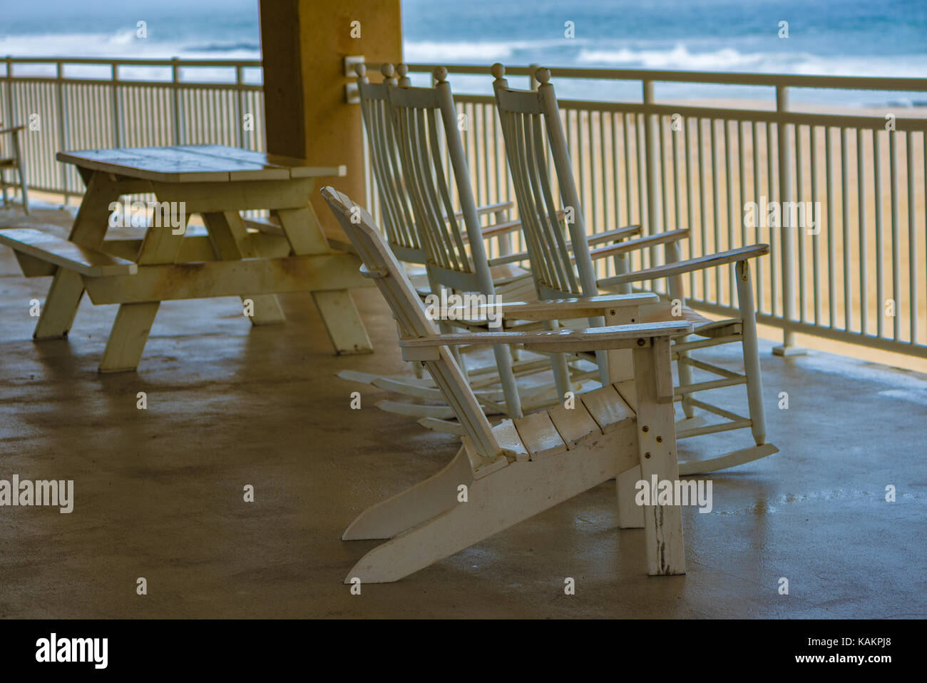Tische und Stühle auf der Terrasse mit Blick auf den Strand Stockfoto