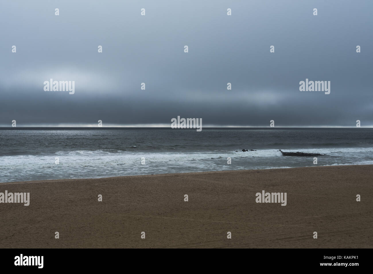 Regnerisch, nebligen Morgen mit einem Sturm am Horizont Stockfoto