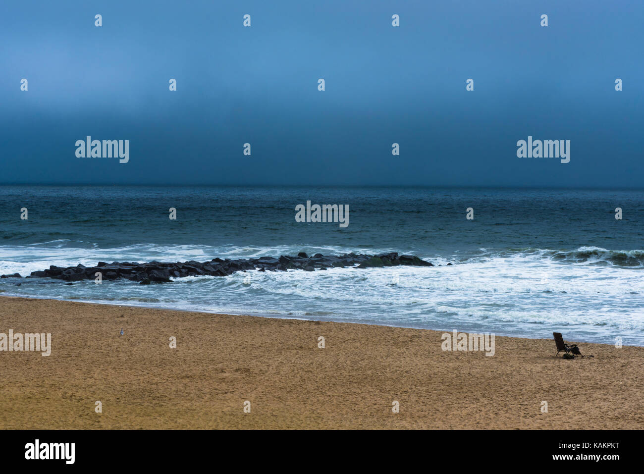 Foto der Strand an einem regnerischen, düsteren Herbstmorgen Stockfoto