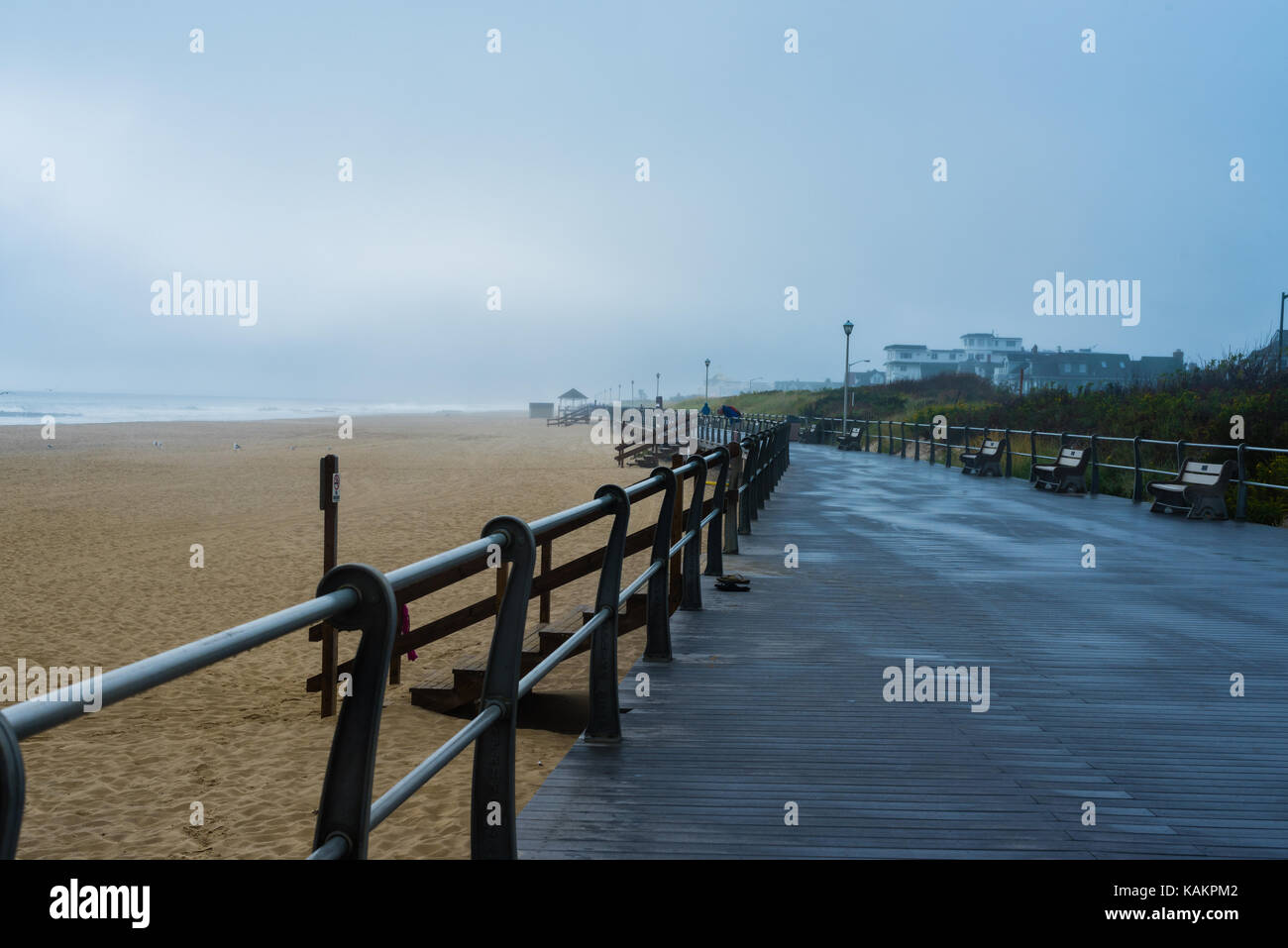 Foto der Spring Lake Promenade auf einem nassen und nebliger Morgen fallen. Stockfoto