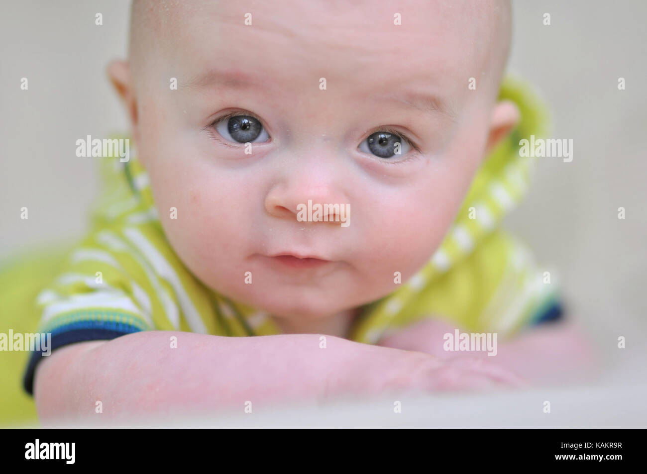 Portrait von 6 mounts baby boy mit schönen blauen Augen. Stockfoto