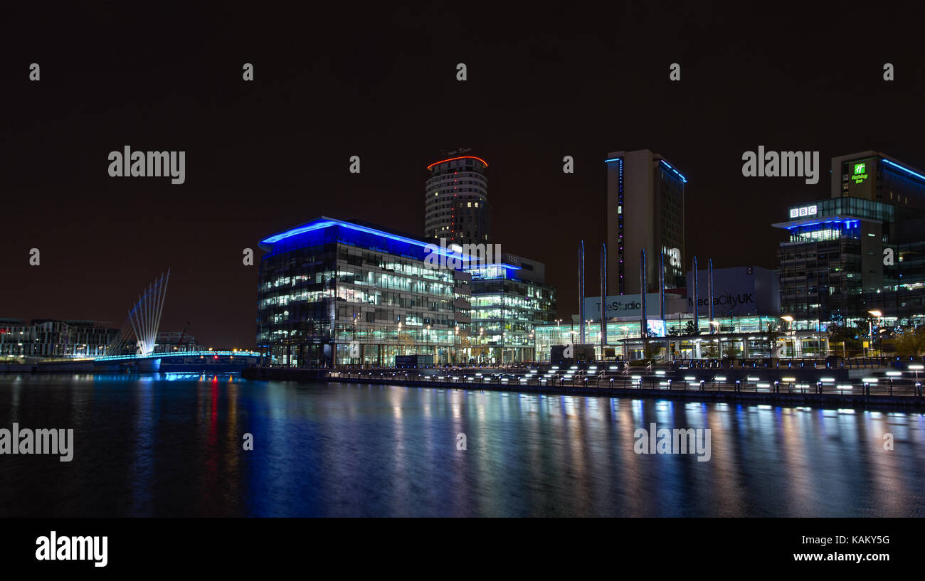 Salford Quays Bauten einschließlich der Media City, Imperial War Museum in Salford, Manchester, England, Großbritannien Stockfoto