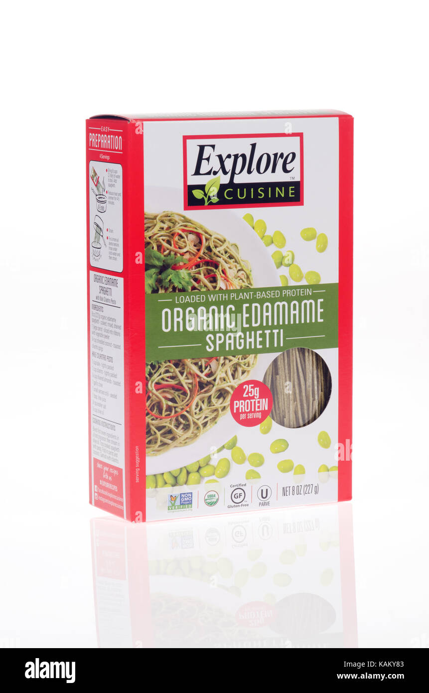 Ungeöffnete Verpackung von organischen Edamame Spaghetti mit pflanzlichen Protein nach Küche erkunden auf weißem Hintergrund Ausschnitt USA. Stockfoto