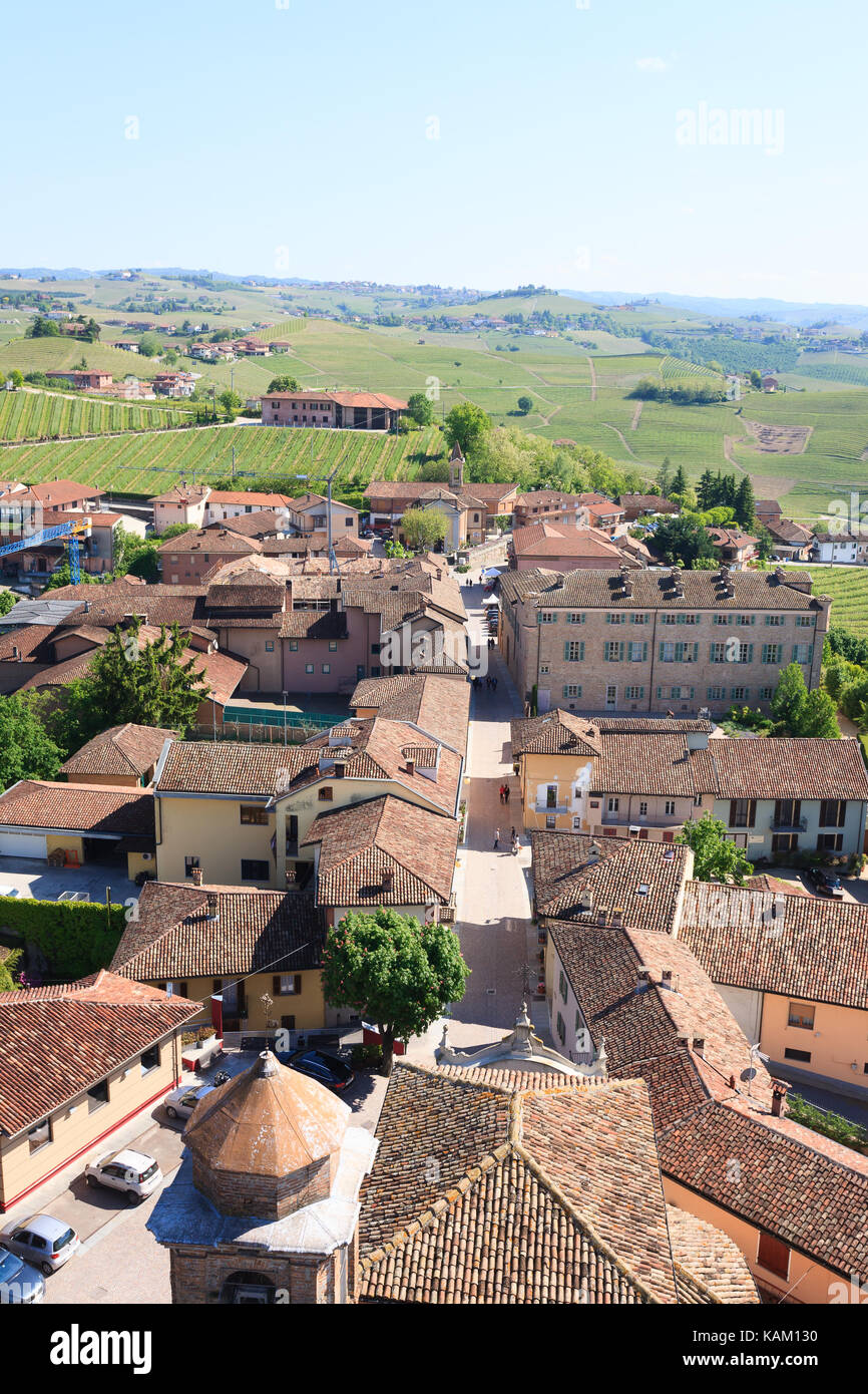 Barbaresco Stadt Luftbild. Weinberge von Langhe Region, Italien Landwirtschaft. UNESCO-Weltkulturerbe Stockfoto