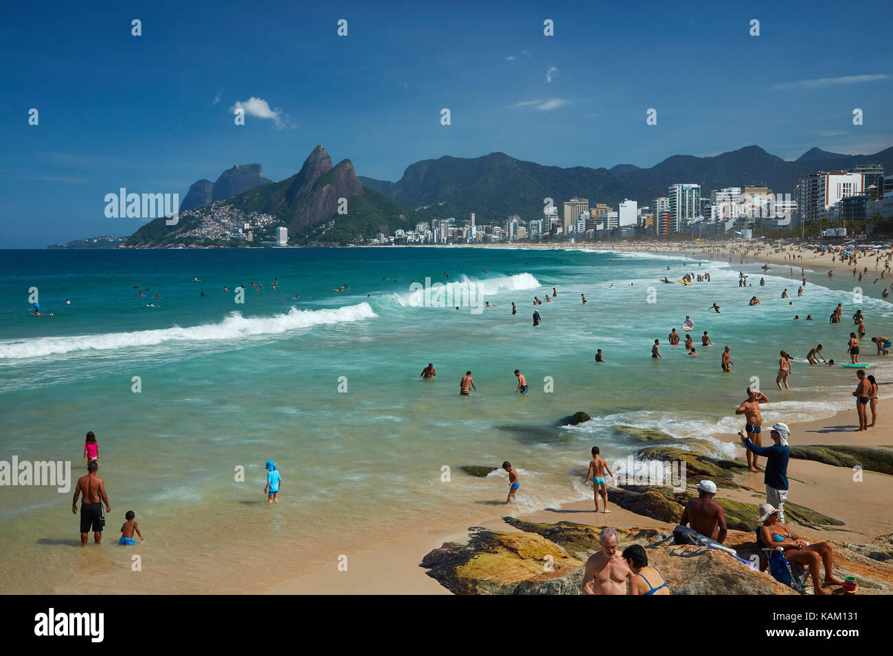 Die Leute am Strand von Ipanema, Rio de Janeiro, Brasilien, Südamerika Stockfoto