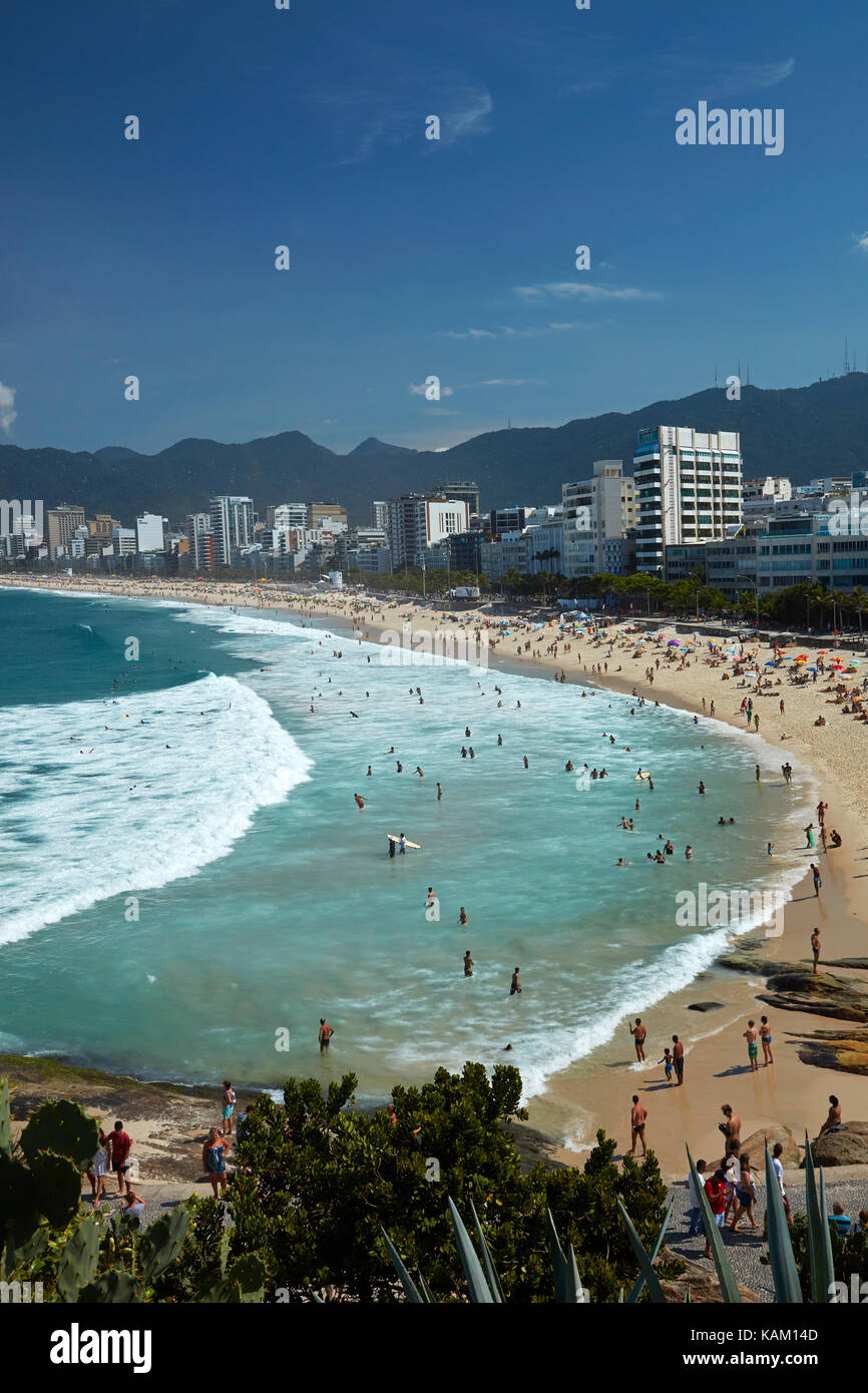 Die Leute am Strand von Ipanema, Rio de Janeiro, Brasilien, Südamerika Stockfoto