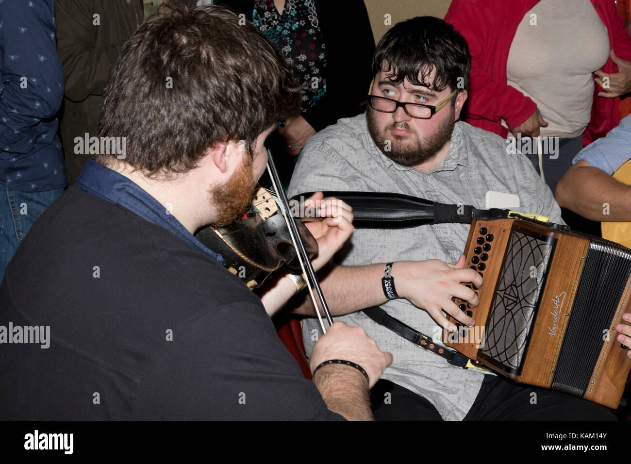 Traditionelle Musik in Orkney pub Stockfoto