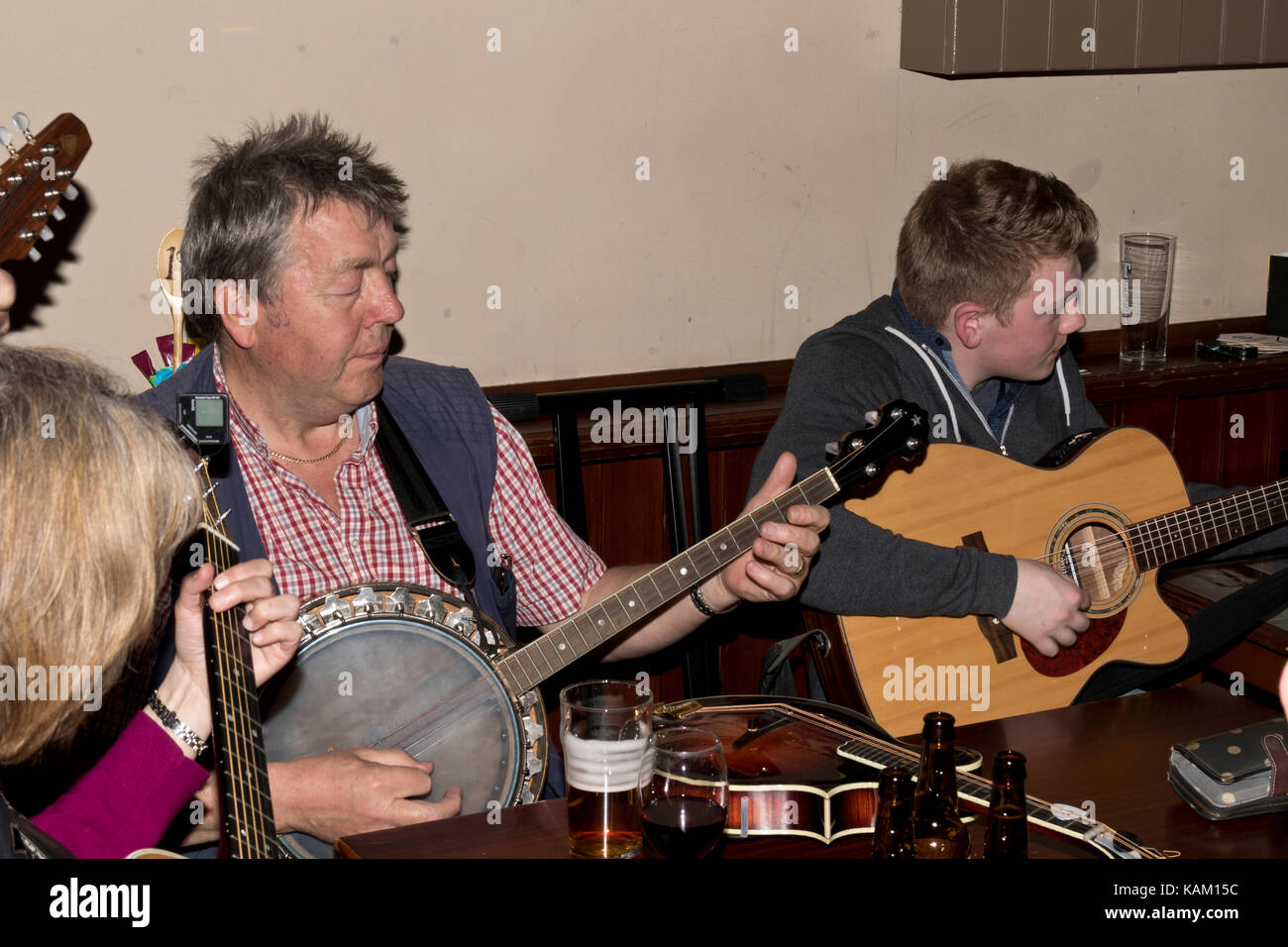 Spielen traditionelle Musik in Orkney pub Stockfoto