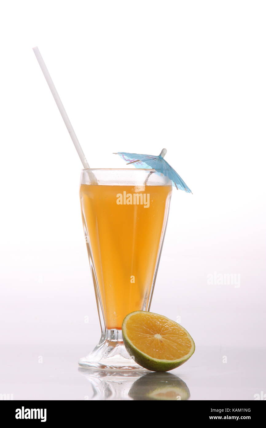 Orangensaft mit Stroh Stockfoto